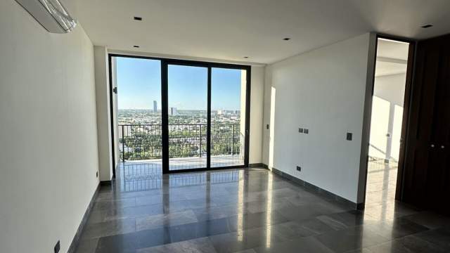 Departamento con balcón extendido, en piso alto, en Arthouse.