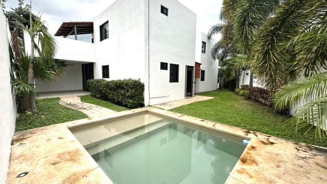 Casa con recámara en PB, en Residencial Fontana, con amenidades.