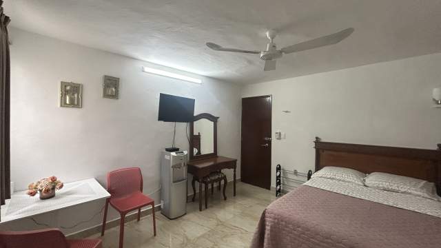 Estudio amueblado, en Montebello, con servicios.