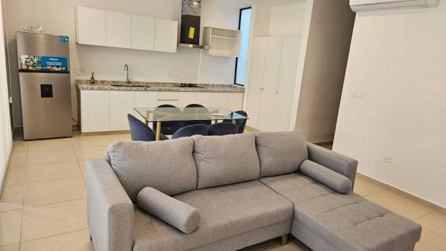 Departamento amueblado en complejo con amenidades, en zona country.