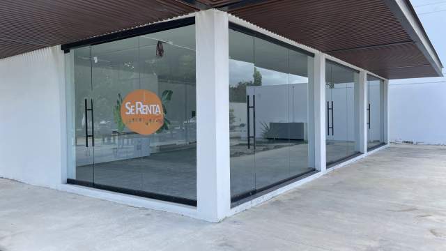 Local en esquina, de 90 m2, en Nutuuk, en zona country, CON PANELES SOLARES.