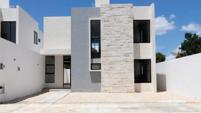 Casa lista para habitar, con recámara en planta baja y alberca, cerca de perifér