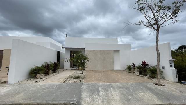 Casa de 1 planta dentro de privada en Conkal.