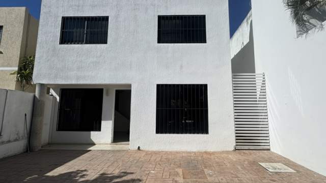 Casa de 3 recámaras, con recámara en PB, cerca de Plaza Galerías.