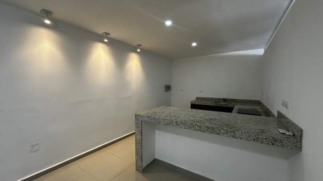 Amplio departamento de 2 habitaciones, en complejo con elevador.