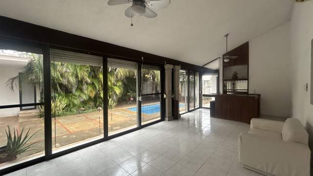 Casa de 1 piso, semi o sin amueblar, dentro de periférico con alberca.