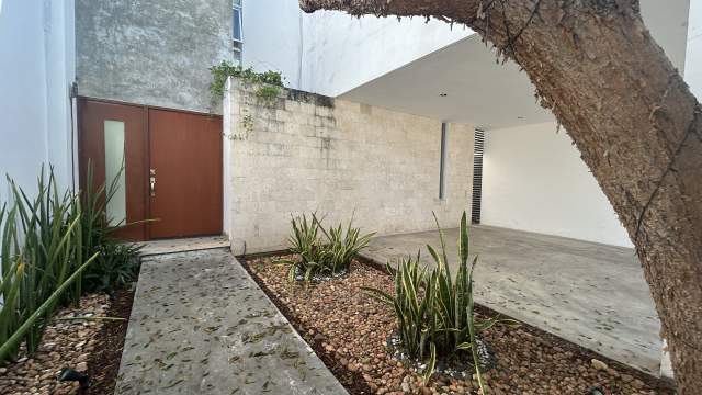 Casa de 3 recámaras, a pie de calle, en Temozon, con alberca y jardín.