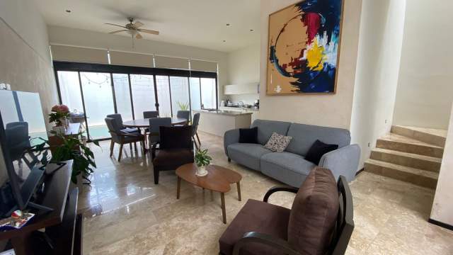 Town house de 2 recámaras, amueblado, con alberca privada.