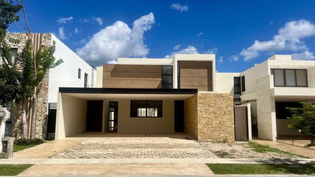 Casa amplia con alberca y family room, en Parque Natura, Mérida.