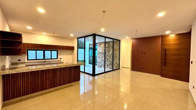 Casa de lujo dentro de privada, al norte de Mérida, entrega inmediata.