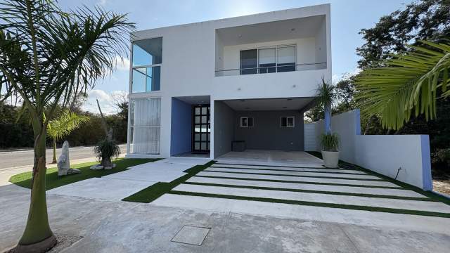 Casa de 3 recámaras, en esquina, dentro de privada con amenidades.