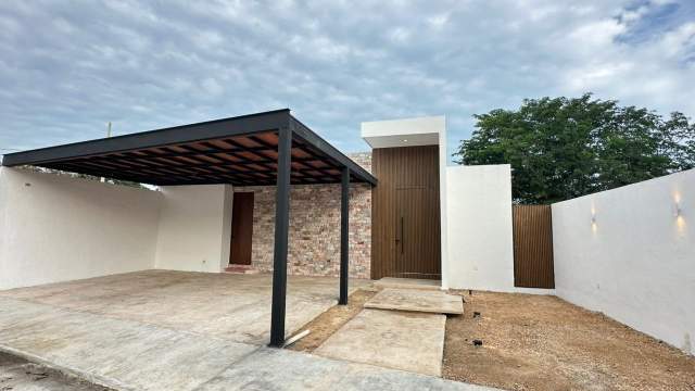 Casa de una planta, con 4 recámaras y alberca, en Dzityá.