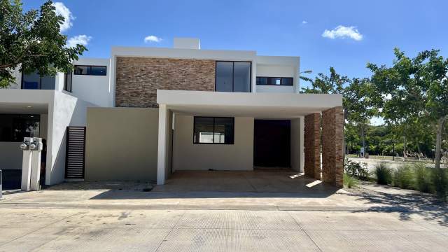 Casa en esquina, con alberca y amplios espacios, en privada Zendera, Conkal.