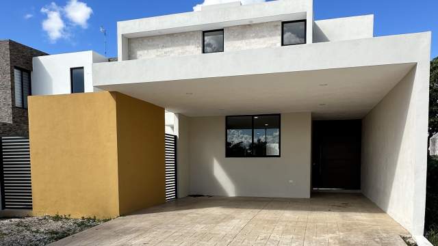 Casa en privada Tamora Conkal, con alberca y amenidades de primer nivel.