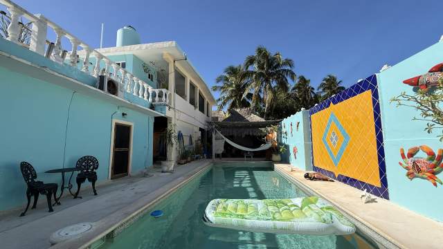 Casa en esquina, con 2 suites y a pasos del mar.