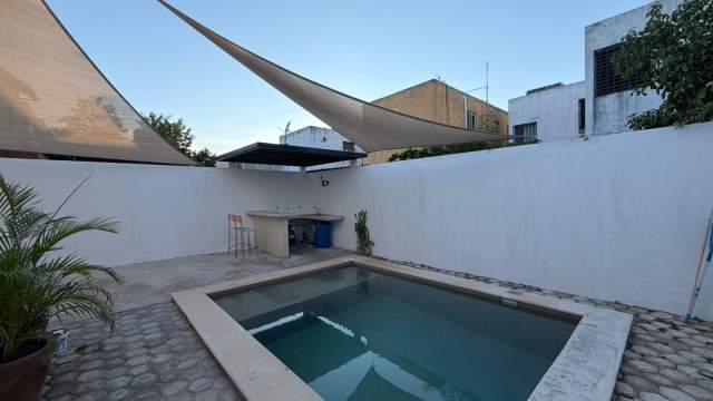 Casa amueblada, con recámara en PB, piscina y paneles solares, sobre avenida.