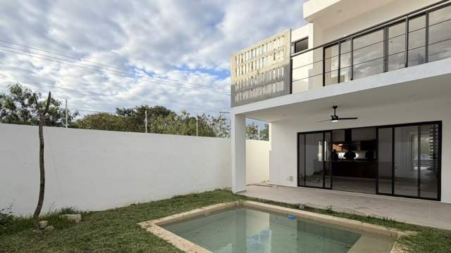 Estrena casa de 3 recámaras, una en PLANTA BAJA, con piscina y paneles solares.
