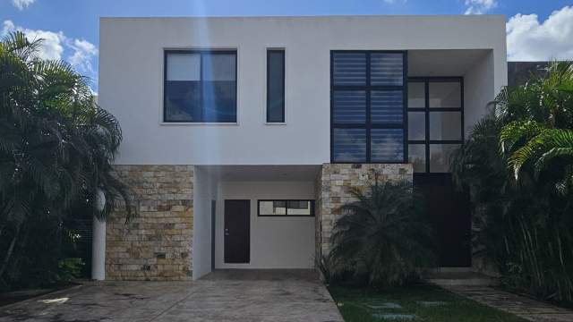 Casa equipada dentro de privada con alberca, con paneles solares.