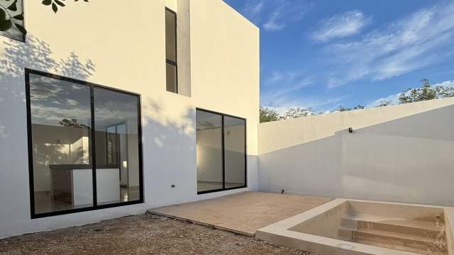 Casa de entrega inmediata, con piscina, de 3 recámaras, cuarto de servicio.