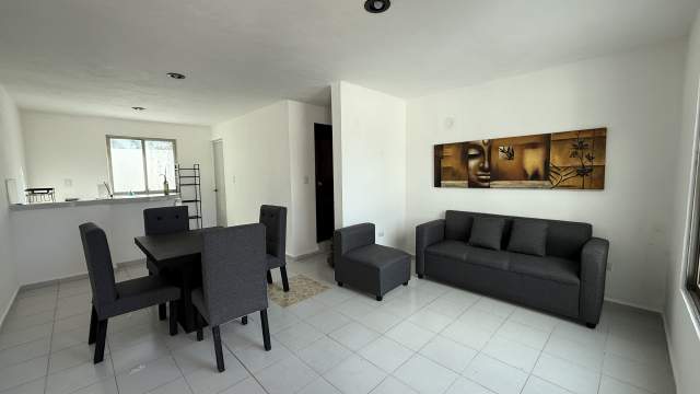 Departamento de 2 recámaras, amueblado, en planta alta, a 1 cuadra de Av. Cámara de comercio.