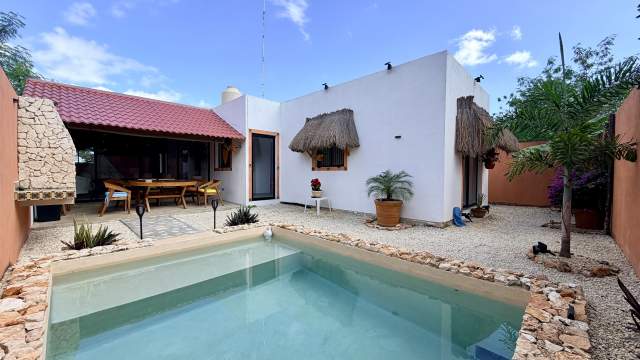 Casa de 1 sola planta con alberca, en privada residencial en Conkal.