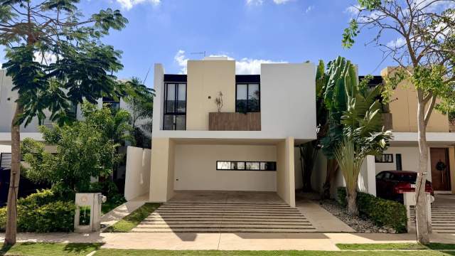 Casa de lujo con paneles solares, en privada con amenidades, al norte de Mérida.