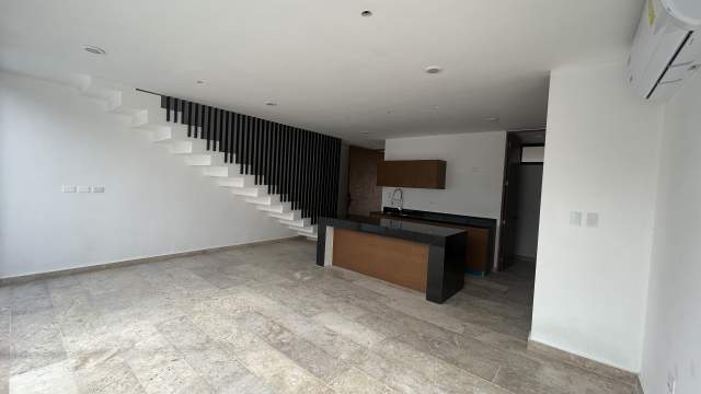 Townhouse de 2 recámaras, sin amueblar, con Roof, en privada.