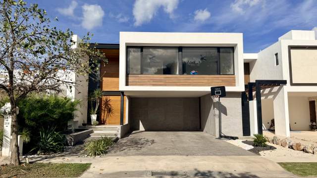 En venta casa con amplio terreno, EQUIPADA, en Cholul.