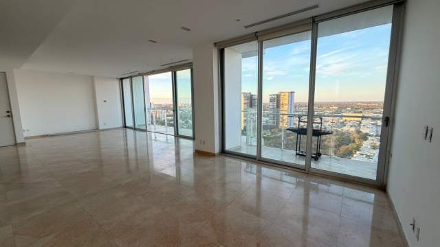 Departamento de 3 recámaras, cuarto de servicio, en Country Towers.