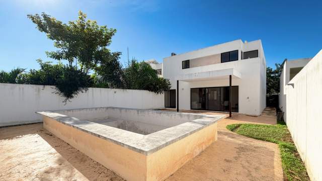 Casa moderna en venta, con alberca y recamara en planta baja, en privada en Conkal.