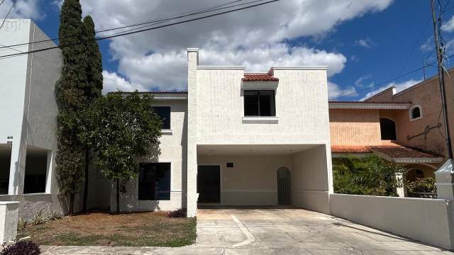 Casa de 3 recámaras, sin muebles, en privada Monterreal.