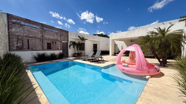 Casa de 1 planta con alberca, sobre Avenida Temozón Norte.