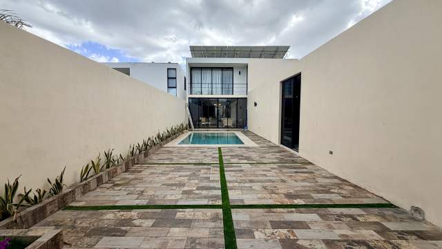 Casa en venta con alberca, recámara en planta baja y paneles solares, en Dzityá.