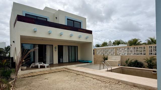 Casa de 2 recámaras, con alberca, a 250 metros del mar en Chicxulub Puerto.