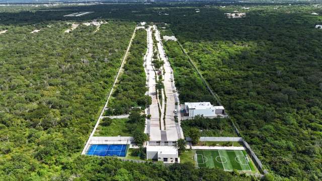 Terreno dentro de privada con amenidades en paseo norte.
