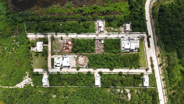 Terreno en esquina dentro de desarrollo residencial con amenidades.