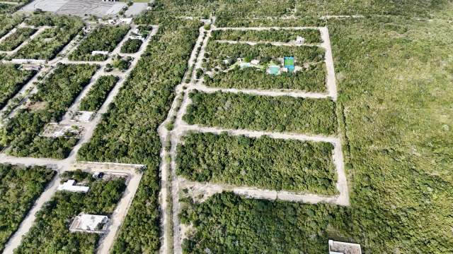 Terreno en privada con amenidades sobre carretera Mérida–Progreso.