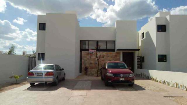 Casa con gran terreno en renta, situada en Cholul.