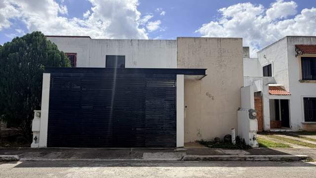 Casa con habitación en planta baja, alberca, en Gran Santa Fe Norte.