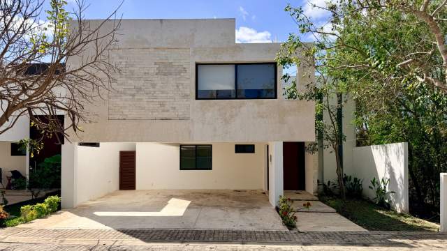 Casa en privada, con 4 recámaras, alberca y amenidades, en Temozón Norte.