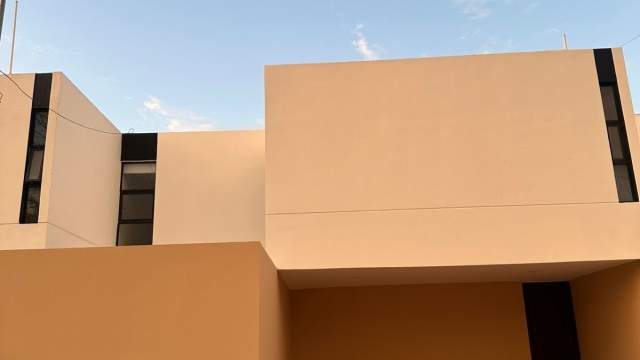 En renta amplio Townhouse sin muebles, de 2 recámaras, en Montes de Ame.