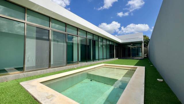 Casa de 1 planta, con alberca, en privada con amenidades.