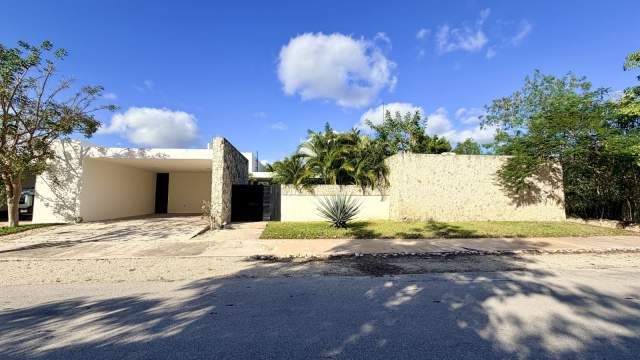 Casa de un piso, con amplio terreno y áreas verdes, en privada.