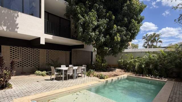 Departamento semi amueblado, de 2 recámaras, en condominio con piscina.