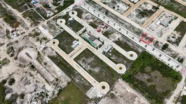 Lote residencial dentro de privada con amenidades, a dos cuadras del Mar.