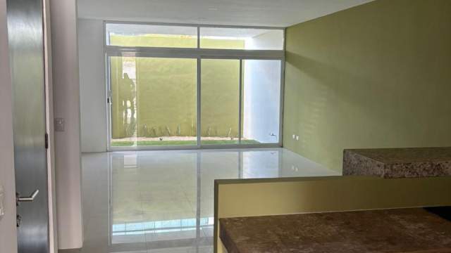 Departamento de 2 recámaras, sin muebles, dentro de periférico, con jardín.