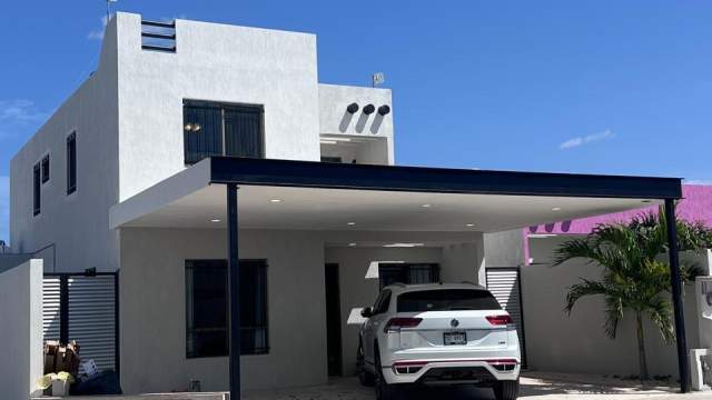 Casa en esquina, de 3 recámaras, sin muebles, con alberca, en Las Americas.