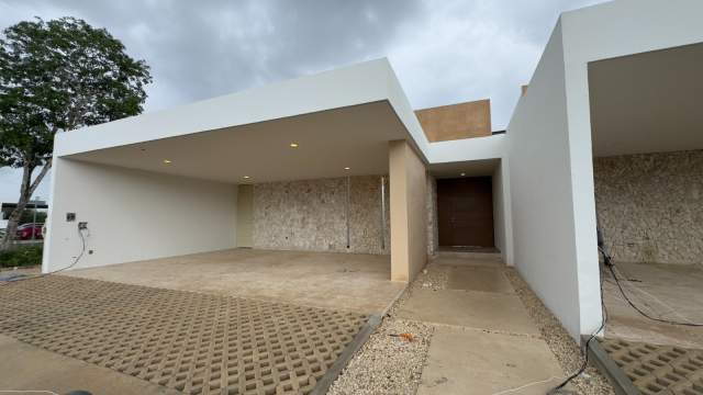 Casa con recámara en planta baja, en privada con amenidades.