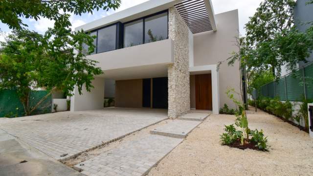 ¡CASA EN VENTA!  dentro de Privada Oasis en Yucatán Country Club.