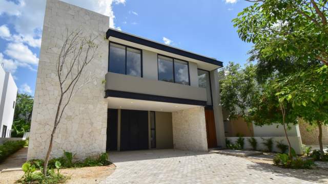 ¡CASA EN VENTA!  dentro de Privada Oasis en Yucatán Country Club.